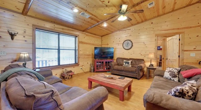Broken Bow Cabin w/ Hot Tub & Covered Deck!, Boek Vakantiehuis Hochatown Oklahoma