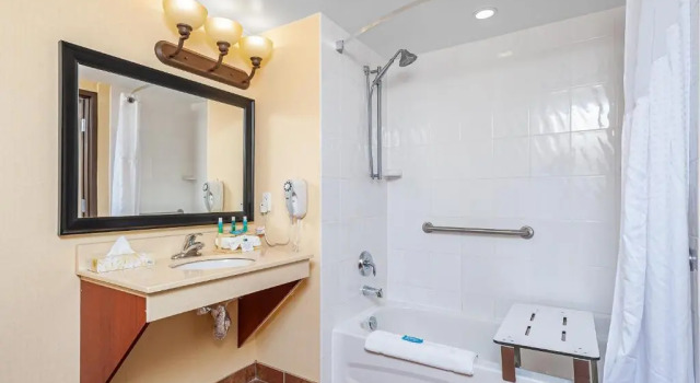 Двухместный люкс Holiday Inn Express Hotel & Suites Clarington - Bowmanville by IHG