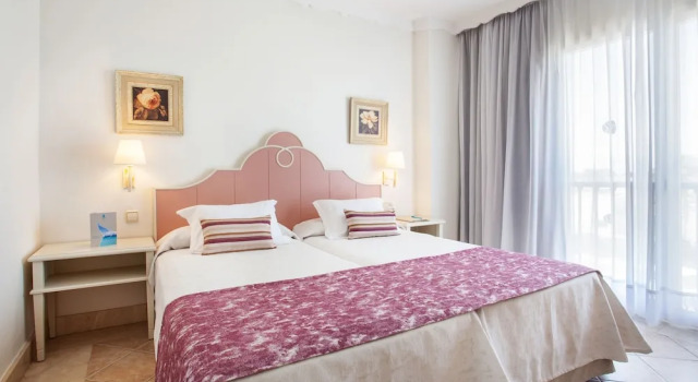 Люкс с балконом и с видом на бассейн Grupotel Macarella Suites & Spa