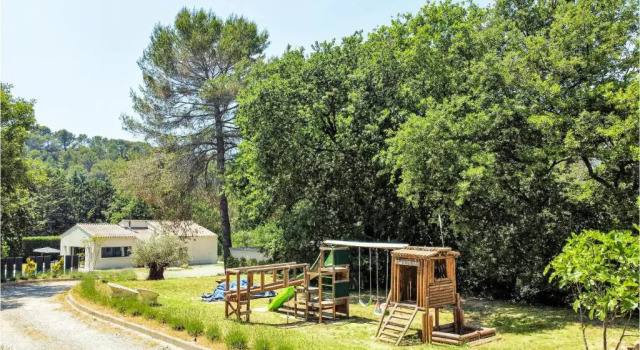 Amazing home in Rognes with 4 Bedrooms, WiFi and Outdoor swimming pool, Rezerwuj Hotel Hotele w Rognes z parkingiem, Parking