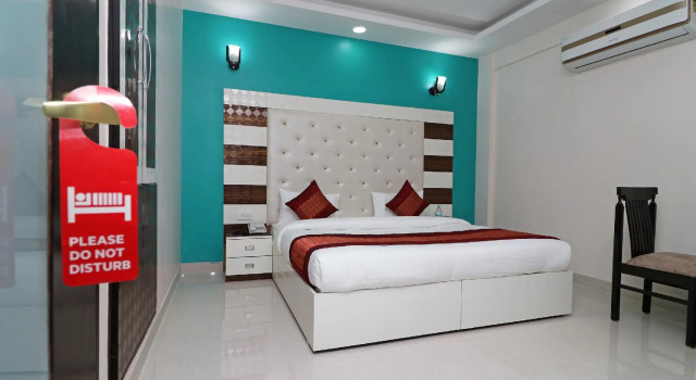 Кровать в общем номере Hotel O Star Inn