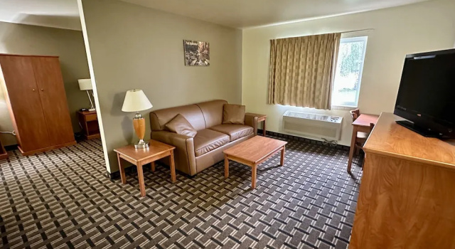 Четырёхместный полулюкс FairBridge Inn & Suites Kellogg