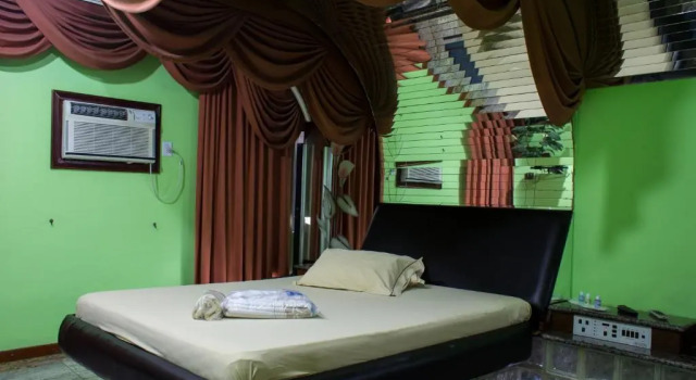 Motel Caricia (Только для взрослых)