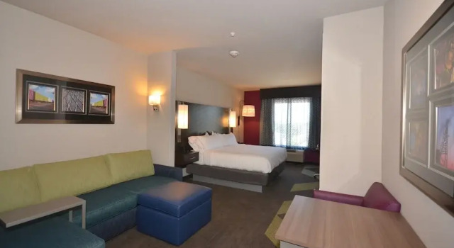 Люкс c 1 комнатой Holiday Inn Express & Suites Oklahoma City Mid - Arpt Area by IHG