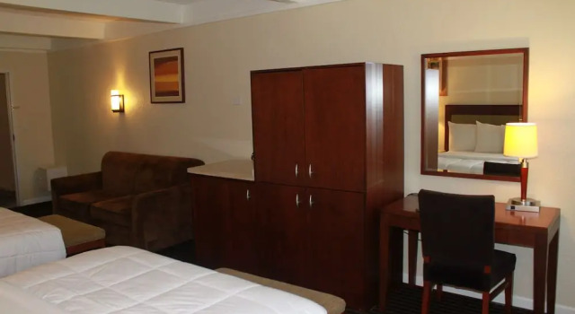 Четырёхместный номер Standard Lexington Inn & Suites NW Chicago Elgin
