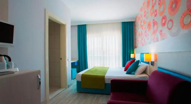Standardowy dwuosobowy pokój z widokiem na basen The Colours West Hotel