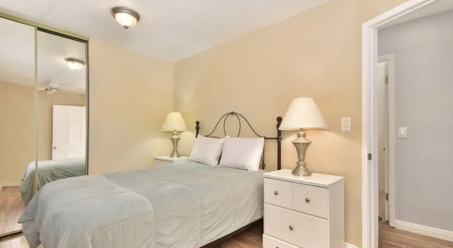 AMAZING Beach Escape-3 BD/2 BA-Bikes-BBQ-Umbrellas, Забронировать Отель Отели Ньюпорт-Бич с парковкой, рядом с Balboa Peninsula Beaches, Парковка