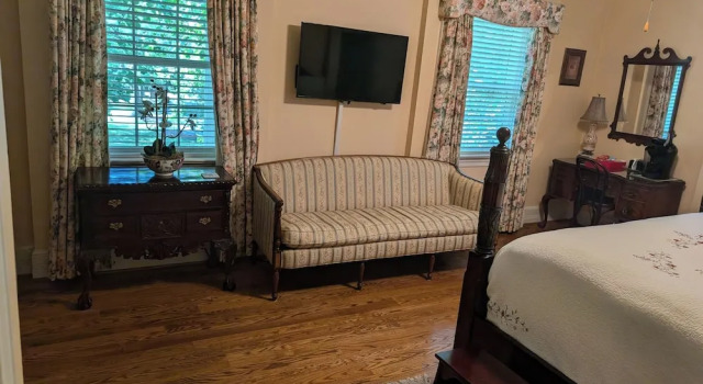 Двухместный люкс Grand с 2 комнатами с балконом The Virginia Cliffe Inn
