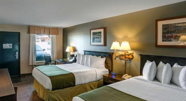Четырёхместный номер Standard с видом на бассейн Quality Inn Ashland - Lake Superior