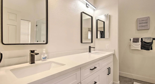 Коттедж Hot Tub! Family-friendly Home, 8 Mi to Westgate