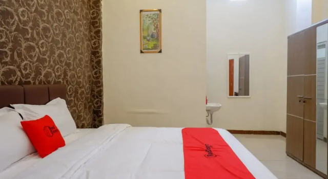 RedDoorz @ Jalan Pattimura Palu, Prenota Affittacamere Palu 