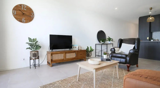 Апартаменты Elegant Bay Side 1-bed Apartment With Views