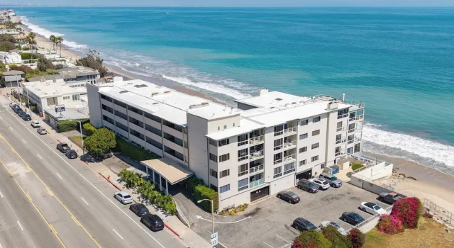 Апартаменты Oceanfront Gem w/ Balcony, Pool, Hot Tub & Carbon Beach Access Bluewater Haven by Avantstay