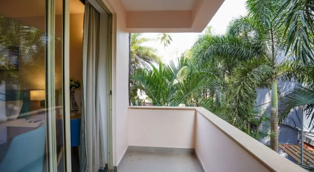 Двухместный номер Deluxe с балконом Hotel Meraden Opus , Anjuna Beach Goa