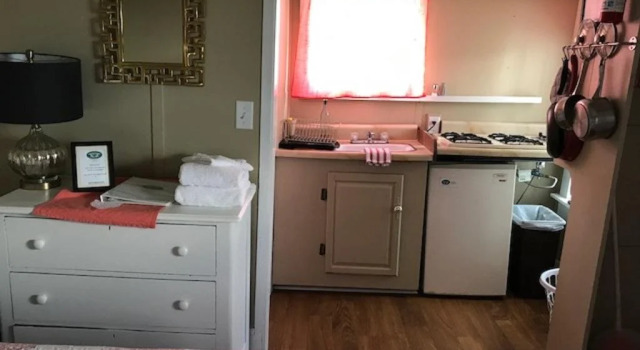 Cozy Inn-Lakeview House & Cottages, Varaa Hotelli Hotellit New England uima-altaalla, Uima-allas