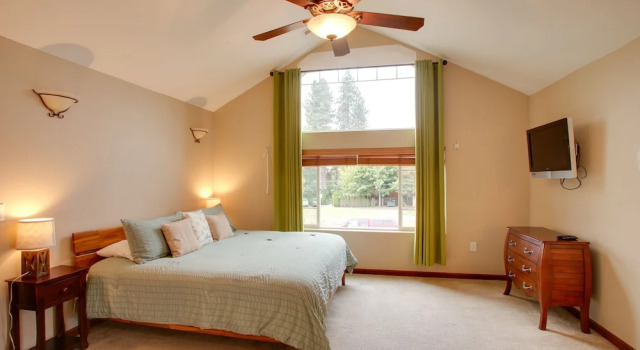 Downtown Coeur Dalene Home Rental: Walk to Beach!, Забронировать Отель Отели Кер-д'Ален с парковкой, рядом с Музей Северного Айдахо, Парковка