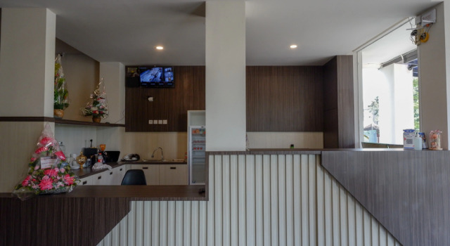 RedDoorz Plus near Solo Baru