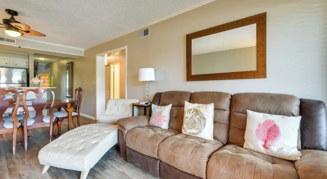 Walk to Coast: North Myrtle Beach Condo w/ Pool!, Забронировать Апартаменты/квартира Отели Норт-Миртл-Бич с парковкой, рядом с Парк развлечений OD Pavilion, Парковка