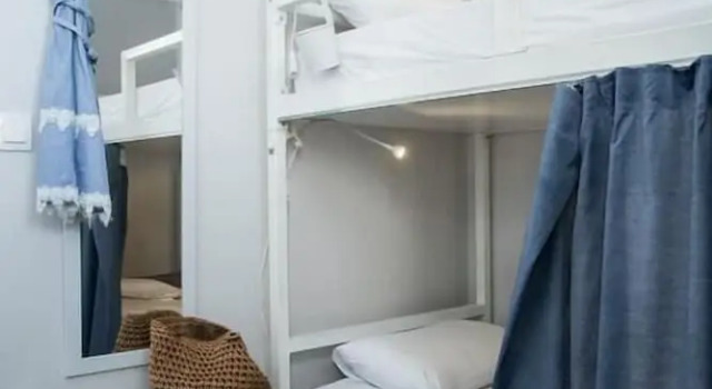 Кровать в общем номере с балконом Thanasis Place Hostel