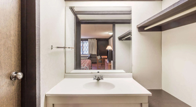 Четырёхместный номер Standard Knights Inn Racine