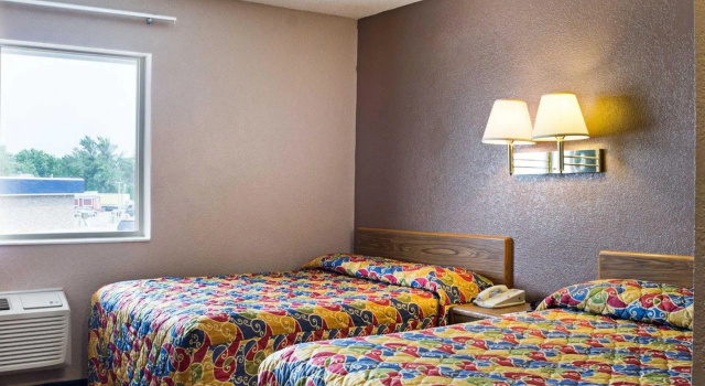 Номер Standard Bison Inn & Suites on University