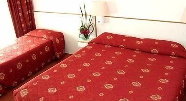 Трёхместный номер Standard с балконом Hôtel Restaurant Pavillon Carina