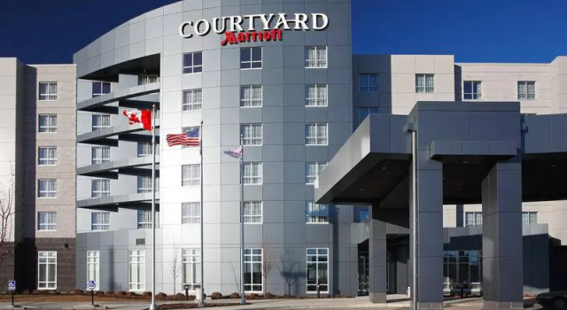 Кровать в общем номере Courtyard by Marriott Calgary Airport
