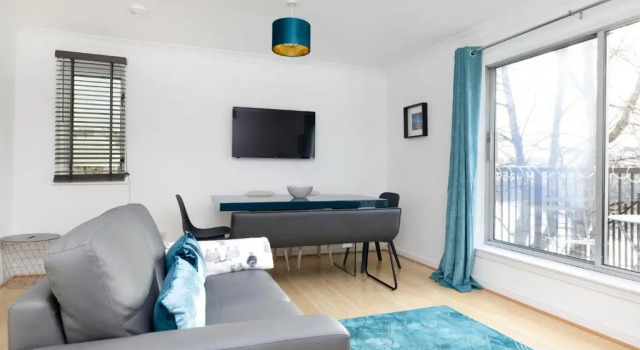 JOIVY Bright 3-Bed Flat Overlooking The Clyde, Забронировать Апартаменты/квартира Отели Glasgow & The Clyde Valley с парковкой, Парковка