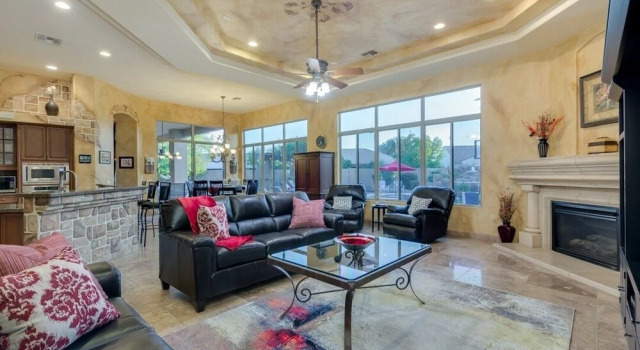 Immense Chandler 5 Bedroom Home Sleeps 10 Comfortably! Game Room Putting Green, Heated Pool and Spa. by RedAwning, Prenota Hotel Chandler 