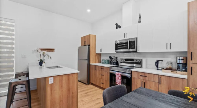 Апартаменты с 3 комнатами Luxurious Large 3 Bedroom Loft Saskatchewan Drive