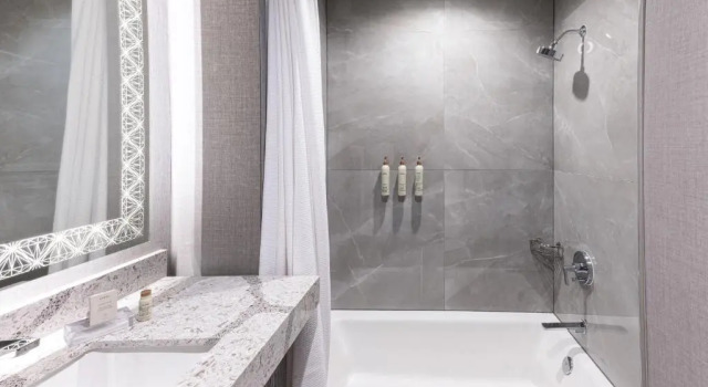 Четырёхместный номер Standard Renaissance Oklahoma City Downtown Bricktown Hotel