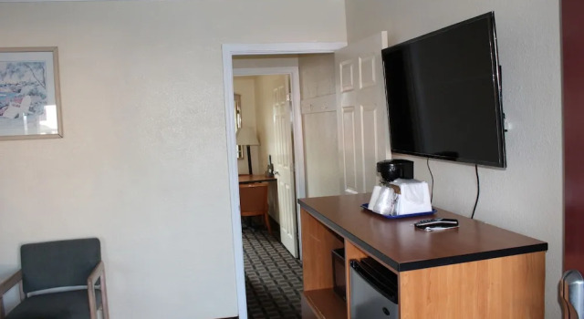 Americas Best Value Inn, Забронировать Отель Отели Санта-Круз с парковкой, рядом с Торговый комплекс, Парковка