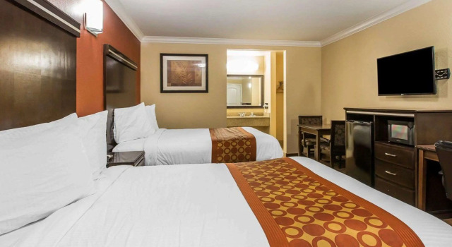 Четырёхместный номер Standard Rodeway Inn & Suites Corona