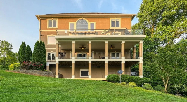 Paradise at Sunset Cove - Lakefront Getaway With Private Dock, Office, Firepit, Deck, & Pool Table, Prenota Casa vacanze Moneta Virginia
