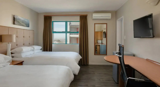 Четырёхместный номер Standard Protea Hotel by Marriott Cape Town Tyger Valley