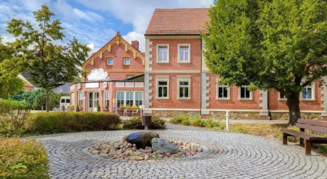 Hotel Zur Linde, Book Hotel Hoteller i Zschepplin med parkering, Parkering