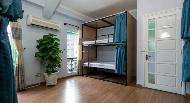 Кровать в общем номере с балконом Little Pig Home - Hostel