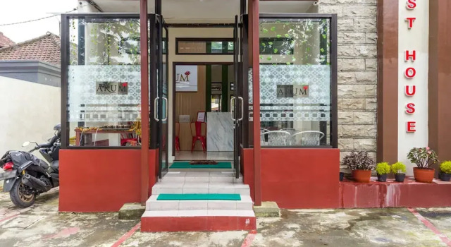 Arum Guest House by RedDoorz