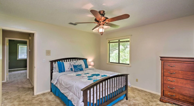 Коттедж Jacksonville Home on 1 Acre ~ 6 Mi to Beach!