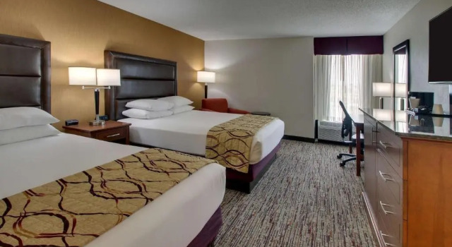 Четырёхместный номер Superior Drury Inn & Suites Evansville East