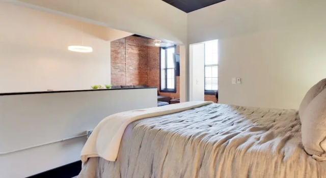 Custom-designed Studio Across From Washington Park, Забронировать Апартаменты/квартира Отели Куинси с парковкой, Парковка