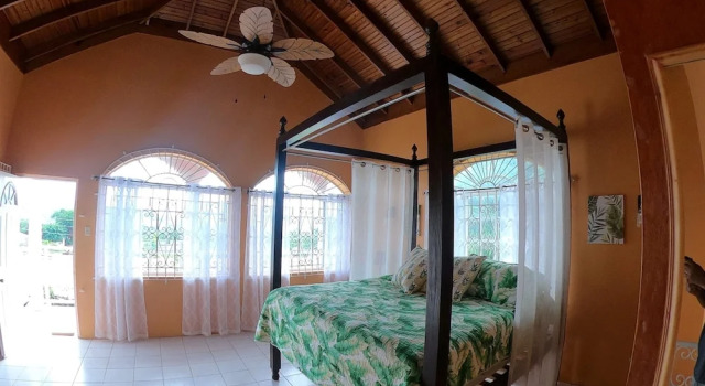 YanceyLargo-6BR Two-Story Estate w/Mountain Views by RedAwning, Забронировать Дом для отпуска Отели Монтего-Бэй с парковкой, Парковка