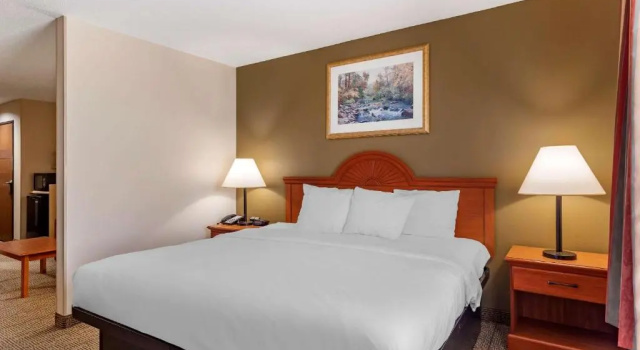 Люкс Quality Inn & Suites near Owensboro & Holiday World GOLD AWARD WINNER