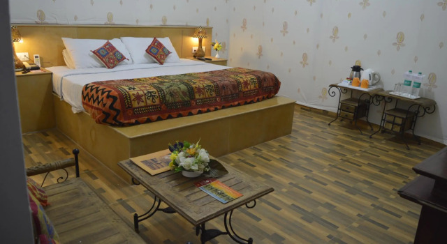 Chokhi Dhani - Desert Camp Resort, Забронировать Курортный отель Отели штата Раджастхана с парковкой, Парковка