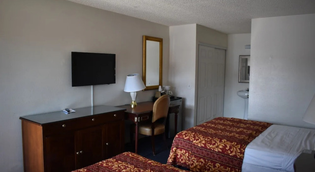 Четырёхместный номер Standard Valley Hotel