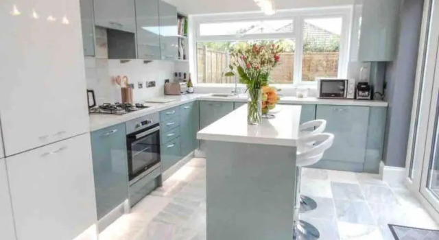 Spacious 4 Bed Rooms, Parking, Garden and Near Parks, Beaches and University