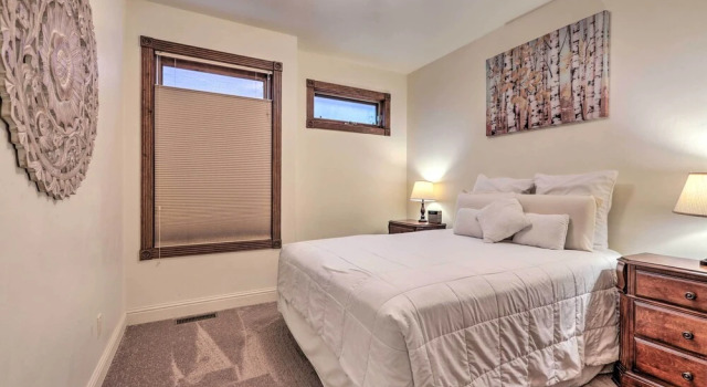 Апартаменты Cozy Central Glenwood Springs Condo w/ 2 Decks!