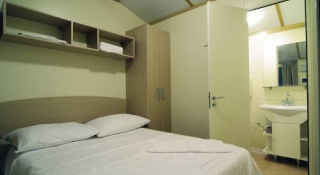 Camping Park Soline Mobile homes, Забронировать Кемпинг Отели Биоград-на-Мору с парковкой, рядом с Частный Пляж «Кемп Сенди», Парковка
