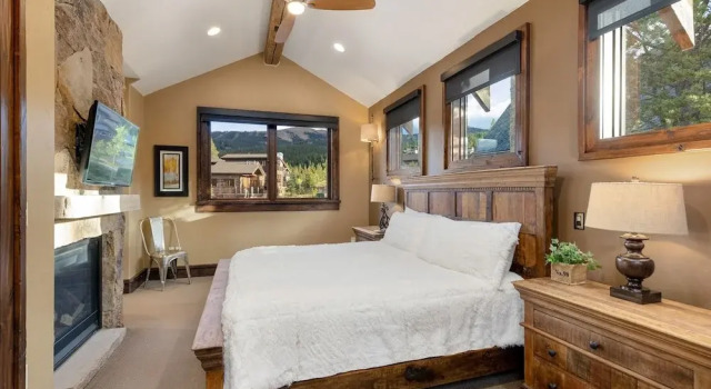 Коттедж The Timber Lodge 957 7 Bedroom Home by RedAwning