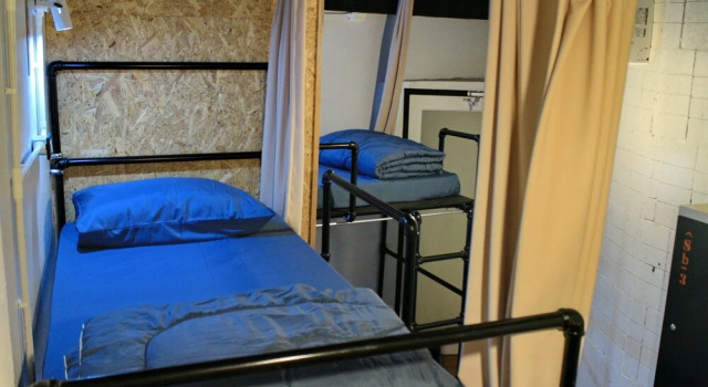 Кровать в общем номере (женский номер) с красивым видом из окна See Hostel